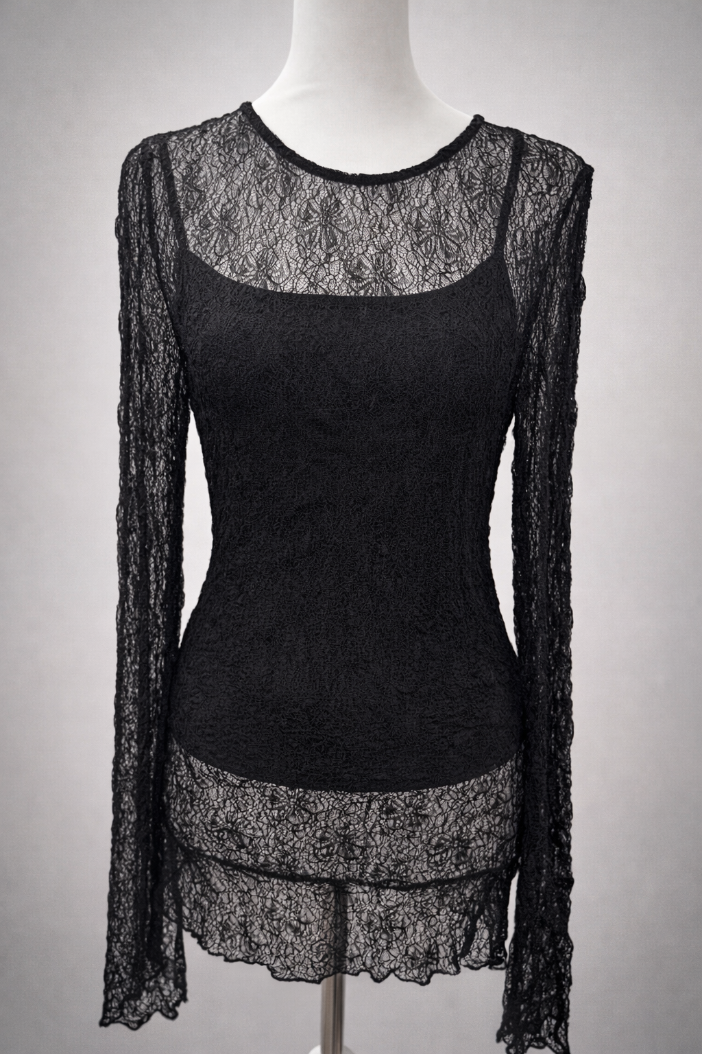 Top noir en dentelle transparente manches longues – Élégance & sensualité